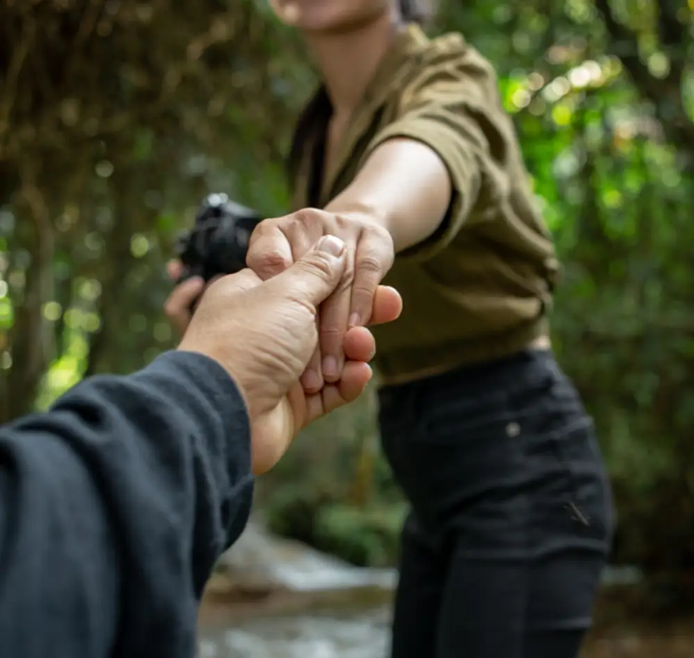 Persone che si danno la mano